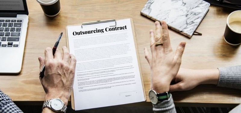 outsourcing vs contracting